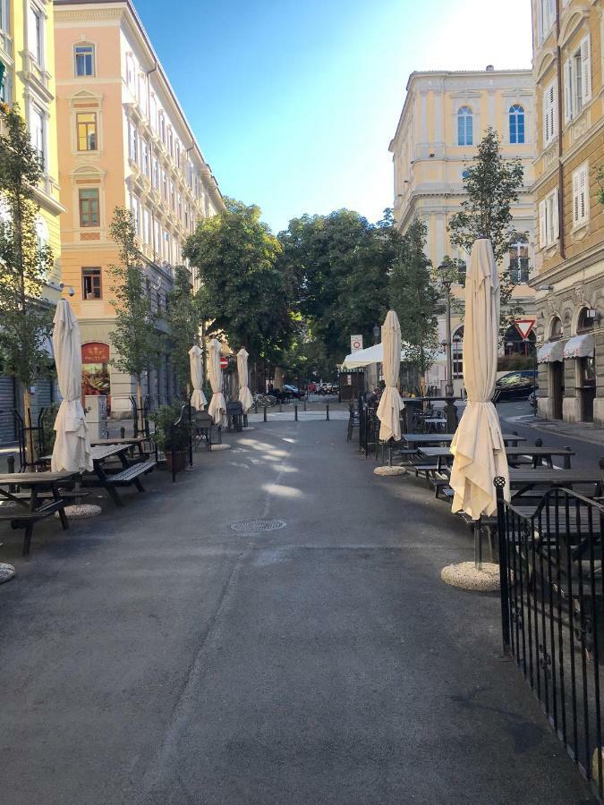 Alla Scalinata Del Teatro Rossetti Parcheggio Trieste Extérieur photo