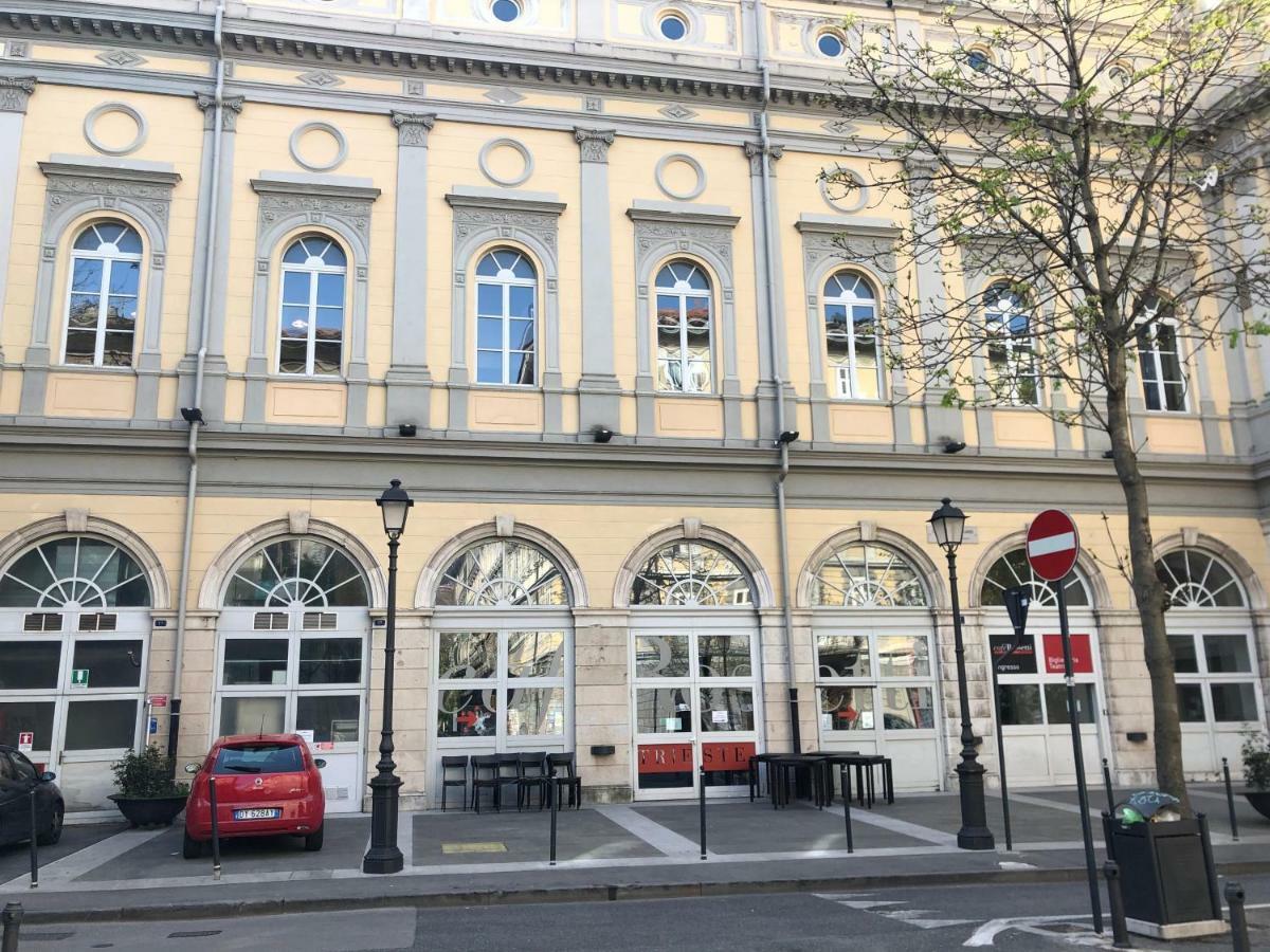 Alla Scalinata Del Teatro Rossetti Parcheggio Trieste Extérieur photo